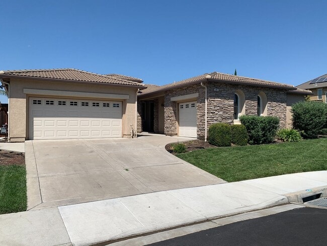 Building Photo - Single Story, Corner Lot in Brentwood!