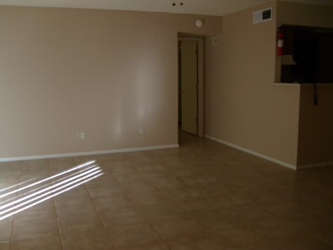 Building Photo - 4608 W Maryland Ave Unit 234 Rental