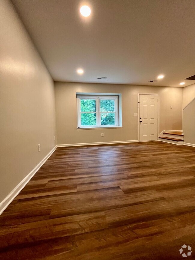 Building Photo - Fully Remodeled 2 Bedroom, 1.5 Bath Home