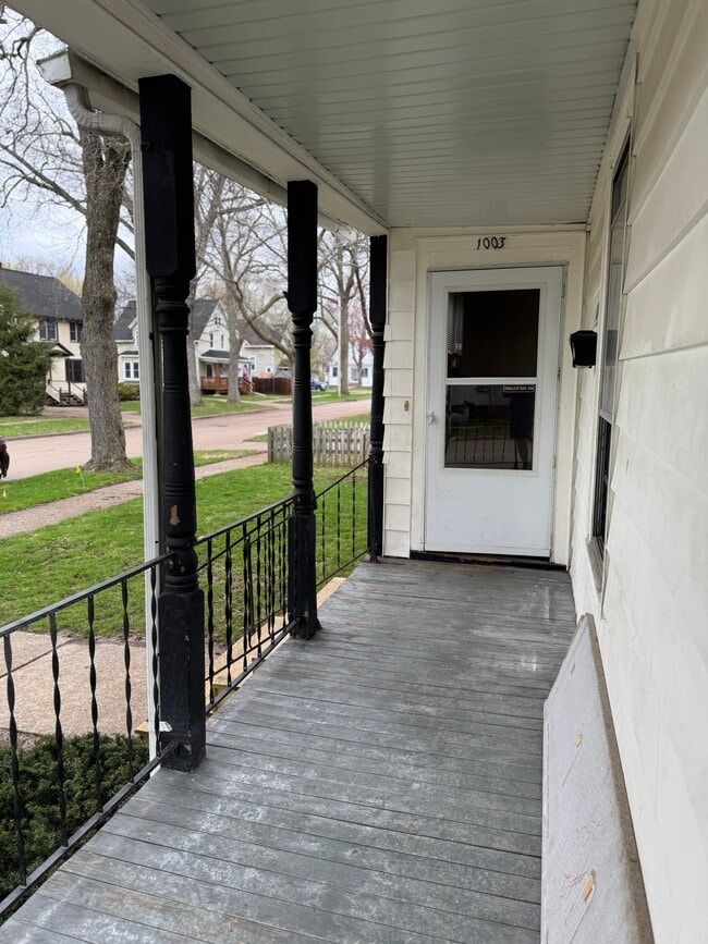 Entrance from porch - 1003 N Division St Apartamentos Unidad DIVISION- LOWER