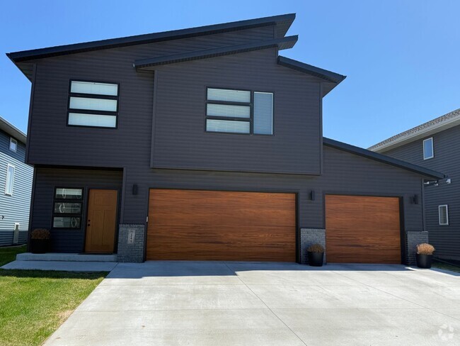Building Photo - 4-bedroom, 3-bathroom South Fargo Single-F... Rental