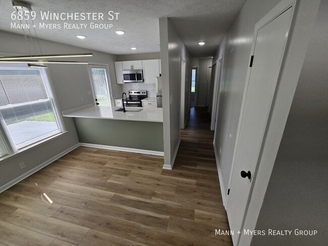 Photo - 6859 Winchester St