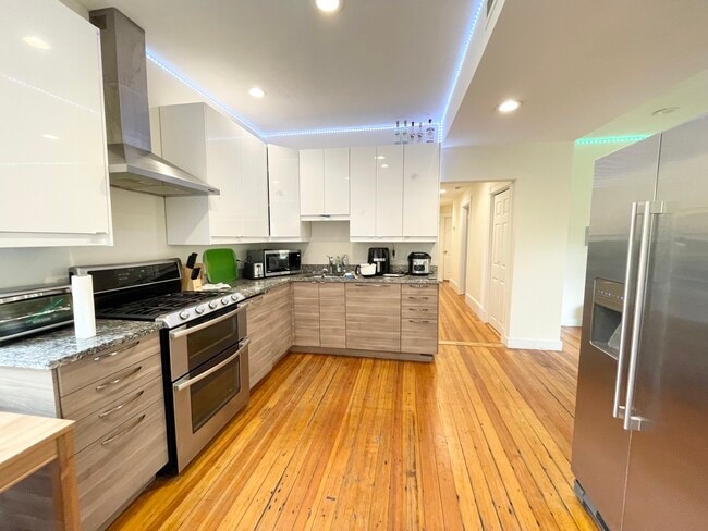 Building Photo - 112 Hillside St