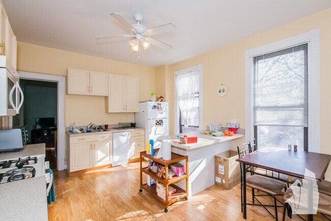 Photo - 1101 N Marshfield Ave Unidad 00C2