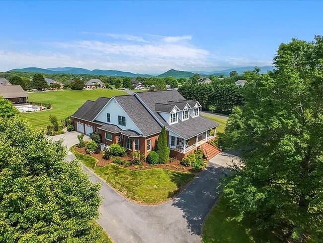 Photo - Luxury & Convenience!!