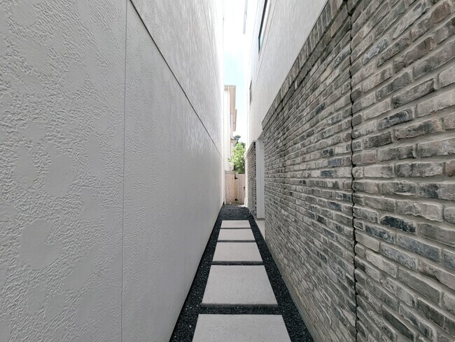Photo - 5709A Larkin St