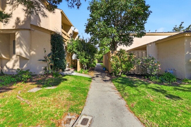 Building Photo - Sunset Park Townhouse Available for Rent!