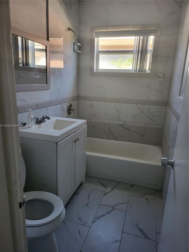 Building Photo - 1352 NE 116th St Unit 1352-1352 Rental