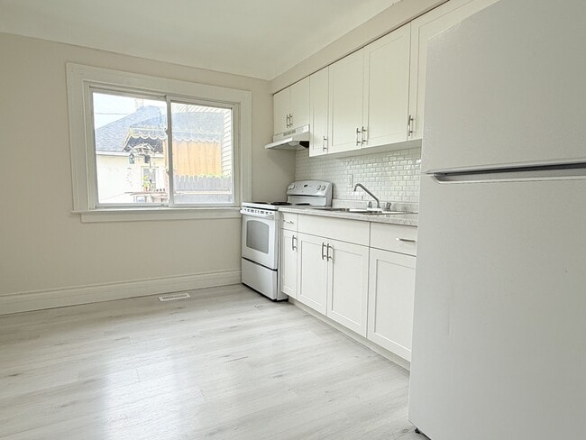 Building Photo - 1073 Albert Rd Unit Main