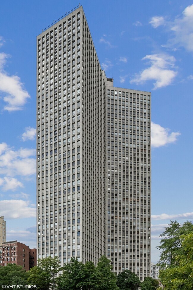 Building Photo - 2626 N Lakeview Ave Unit 3003