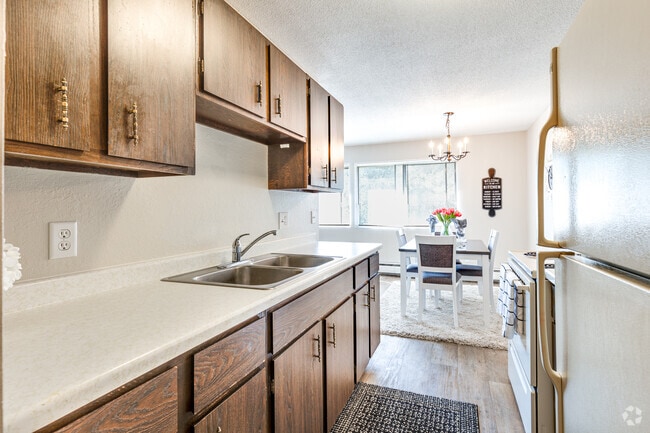 1BR, 1BA - 703SF - Kitchen and Dining