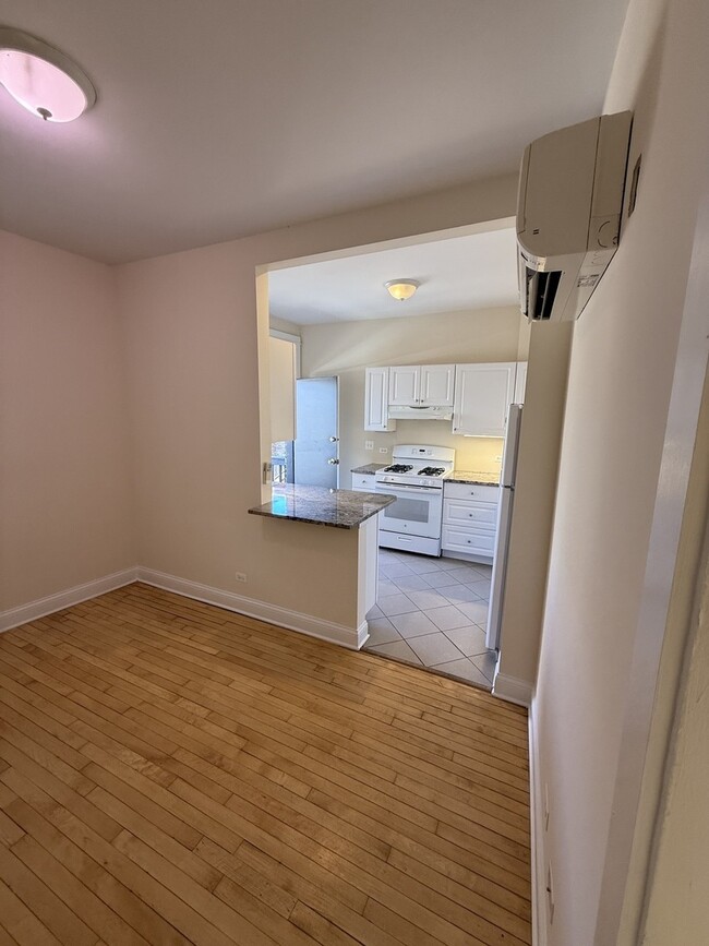 Photo - 1742 W Estes Ave Unidad 211