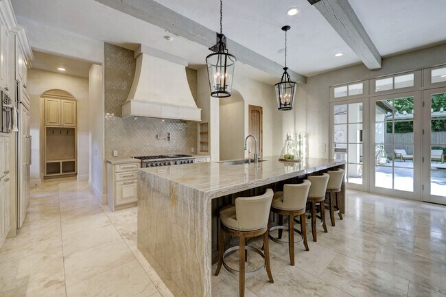 5610 Lynbrook Dr