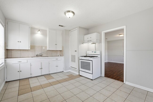 Building Photo - 729 13th Ave N