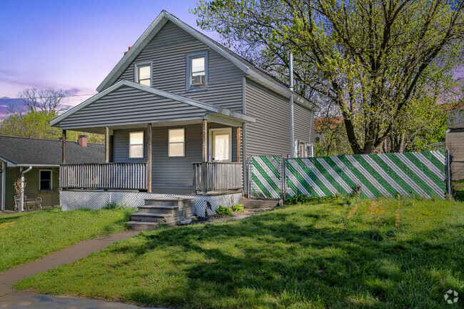 Building Photo - 102 W Walnut St Rental