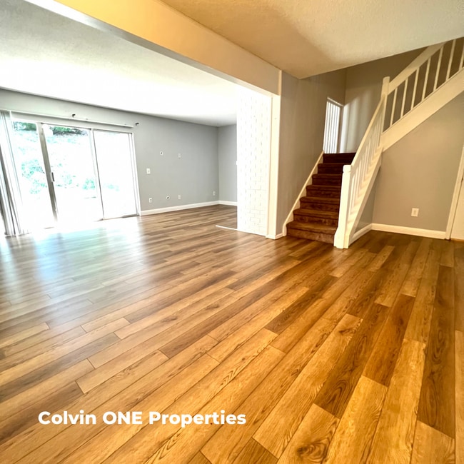 Photo - 303 E Montcastle Dr