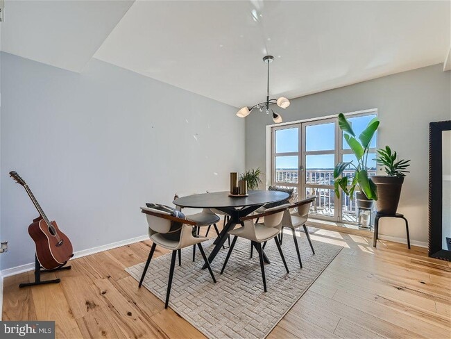 Building Photo - 250 S President St Unit 1004