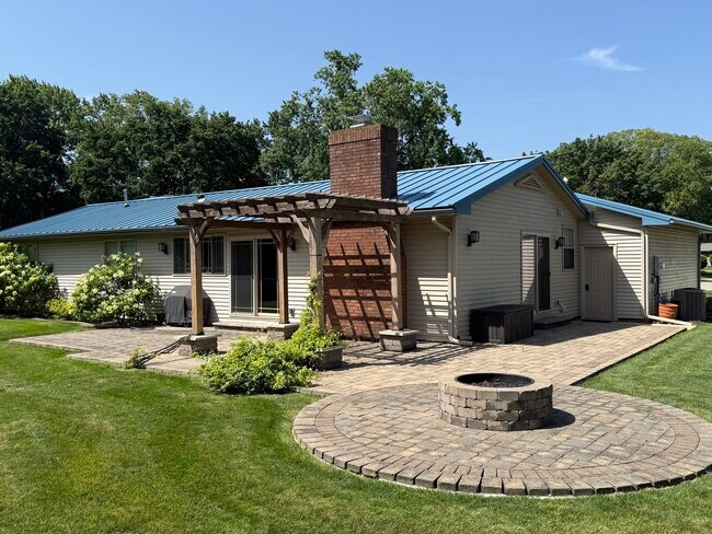 3002 Meadowbrook Ct