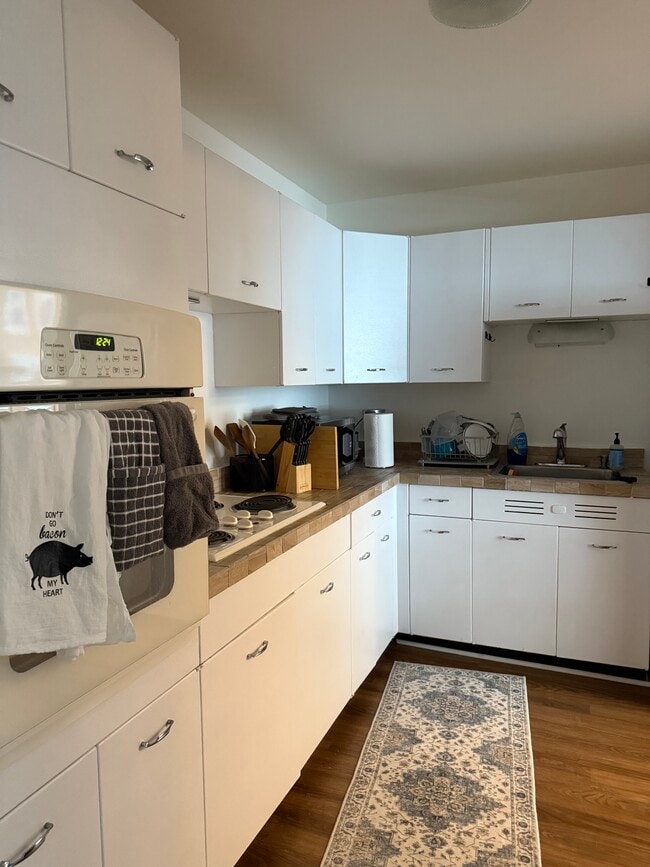 Kitchen - 6301 N Sheridan Rd Unit 12N