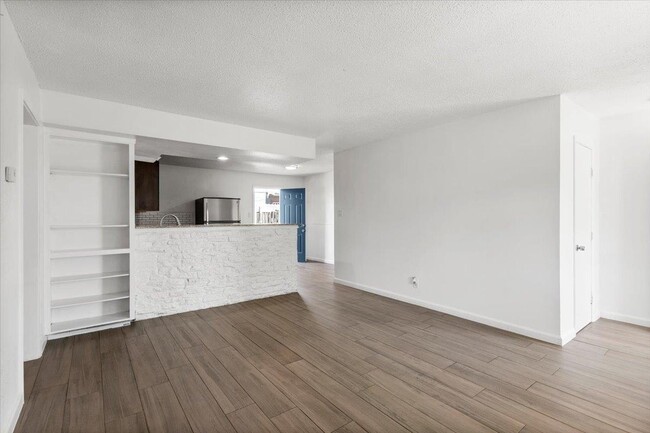 Building Photo - 1904 Hearthstone Dr Unit 101