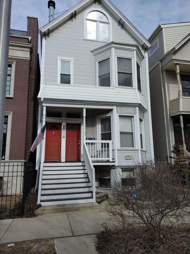 Building Photo - 1528 W Wellington Ave Rental