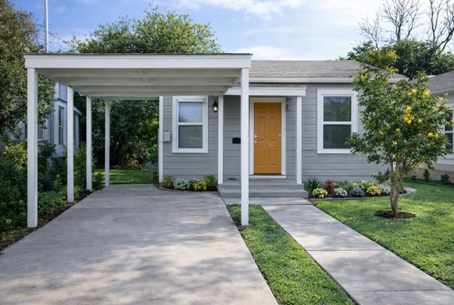Building Photo - Beautifully Updated 3-Bedroom Home Near Downtown