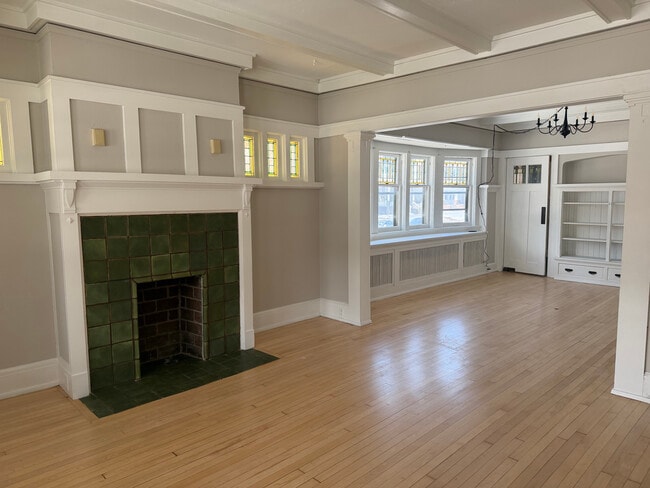 Building Photo - 2000 E Newberry Blvd Unit Lower