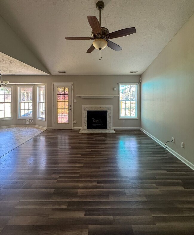 Photo - Charming 3 Bed 2 Bath Plus Bonus Room in Raeford