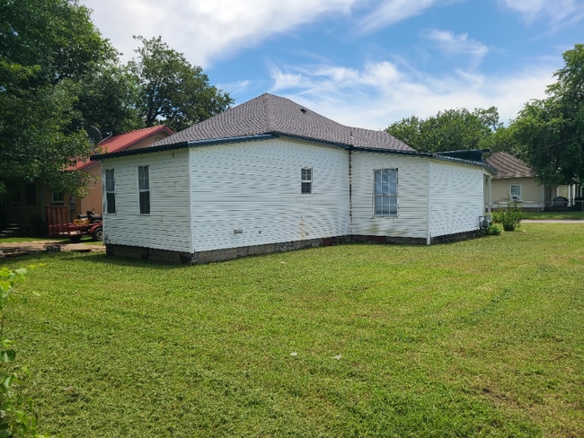 101 E 2nd St