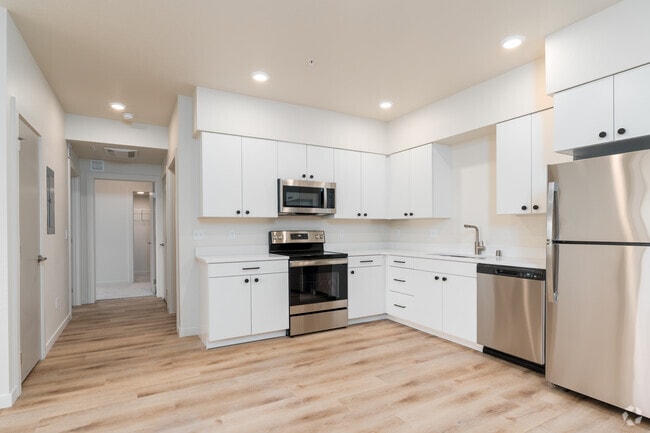 2BR, 2BA - 1010SF