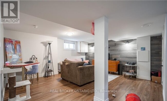 Photo - 301 Wallace Ave S