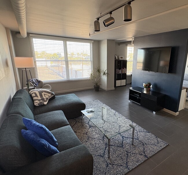 Living Room - 535 W Thomas Rd Unit 403