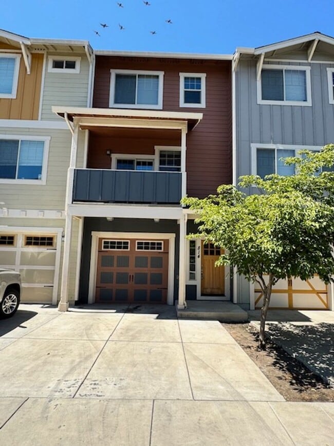 Building Photo - 3 LEVEL CONDO W/ UPGRADES, GARAGE/ FENCED ...