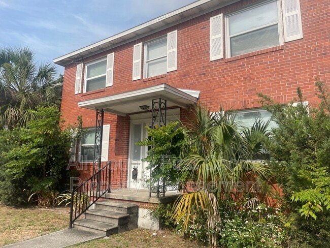 Building Photo - 938 11th St N Unit upper