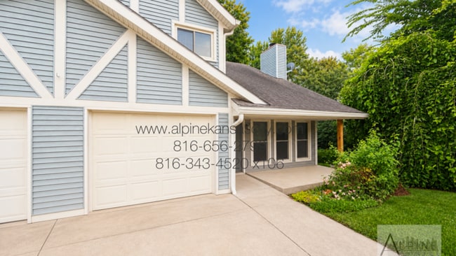 Building Photo - Grain Valley Duplex near Everything!