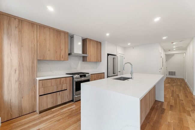 Building Photo - 2 Devine Wy Unit 2