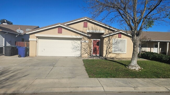 Building Photo - 4 Bedroom 2 bath Large home available Now!