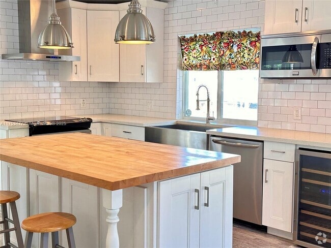 Building Photo - 1485 NE 57th St Rental