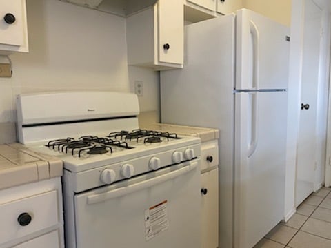 Gas range in kitchen - 3717 Cardiff Ave