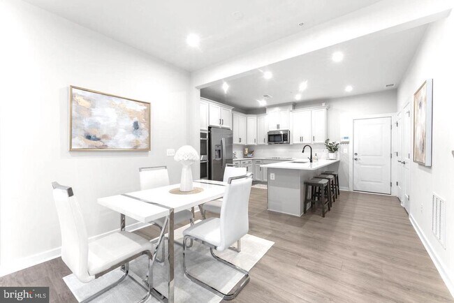 Photo - 43785 Transit Sq