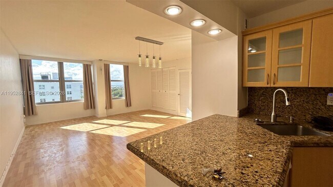 Photo - 2899 Collins Ave Unidad 1502