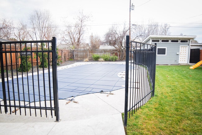 Building Photo - 4811 W Rose Hl St