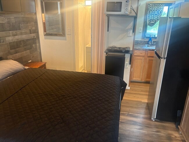 Building Photo - 121 S High St Unit studio apt over looking t