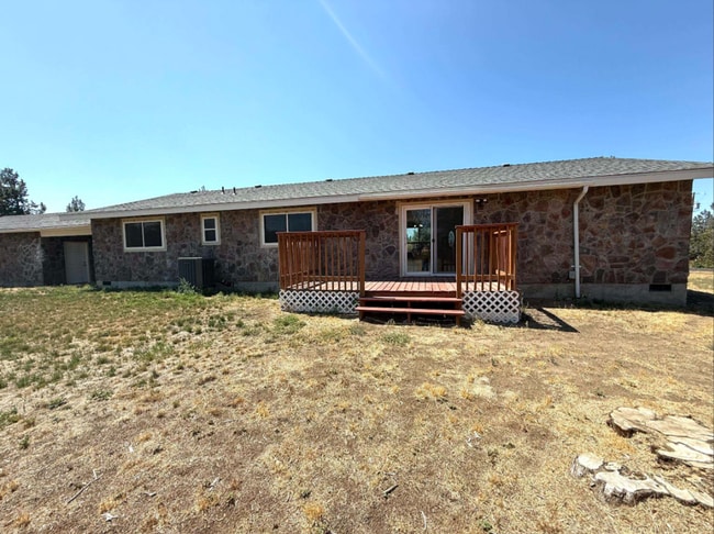 Building Photo - CHECK OUT THIS BEAUTIFUL HOME ON ACERAGE JUST MINUTES FROM REDMOND!