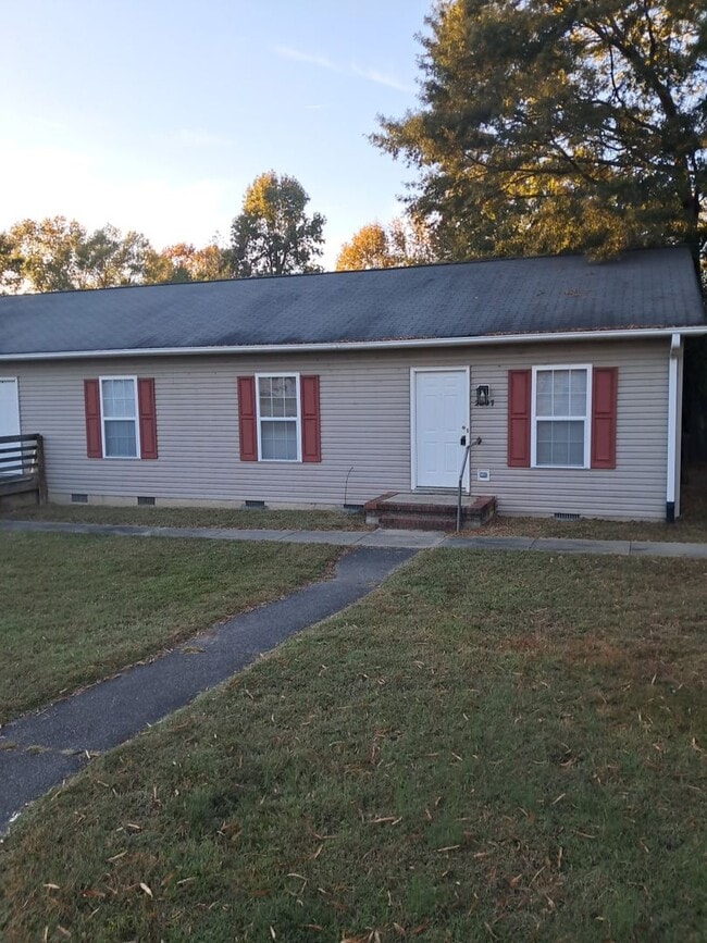 Building Photo - 2 Bedrooms 1 Bathroom Duplex
