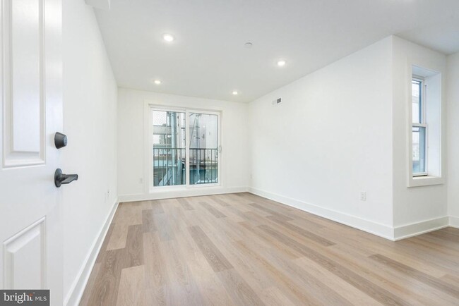 Building Photo - 2252 N Front St