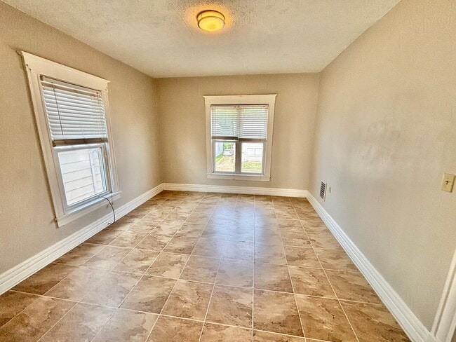 Building Photo - 2805 S 4th St Unit 2