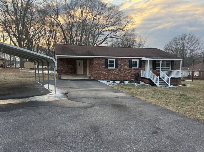 Building Photo - 261 oak circle