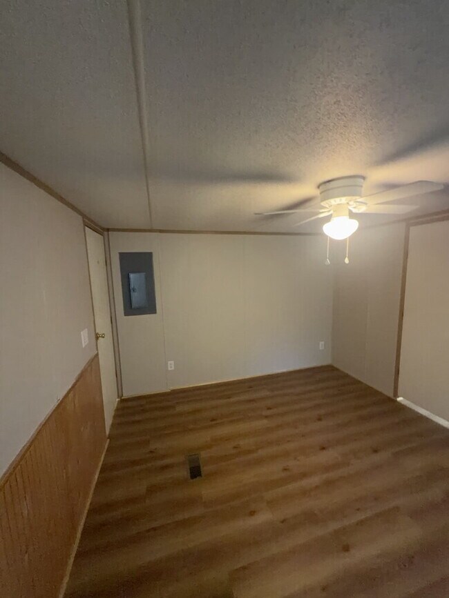 Charming 2 Bedroom Mobile Home