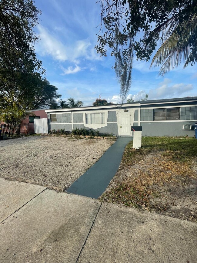Building Photo - 1011 NW 195th St Unit 4 Rental